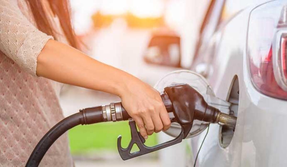 Si vas a repostar gasolina, mejor los lunes.