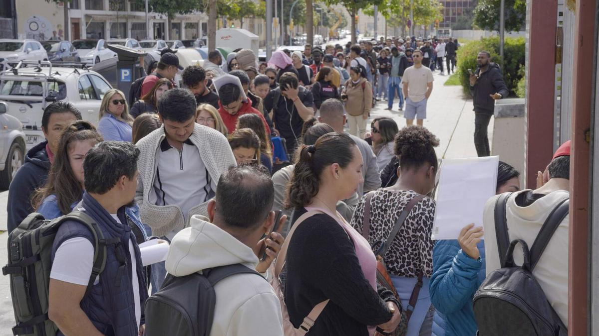 REGULARIZACIÓN MIGRANTES BALEARES | Largas colas en Palma para obtener el informe de vulnerabilidad, clave en la regularización extraordinaria de muchos inmigrantes