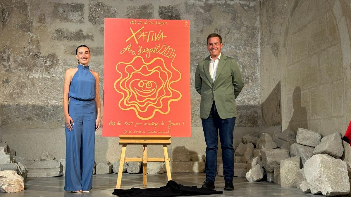 La Reina de la Fira 2024, junto al alcalde de Xàtiva, y el cartel de este año, obra de Alfaro.
