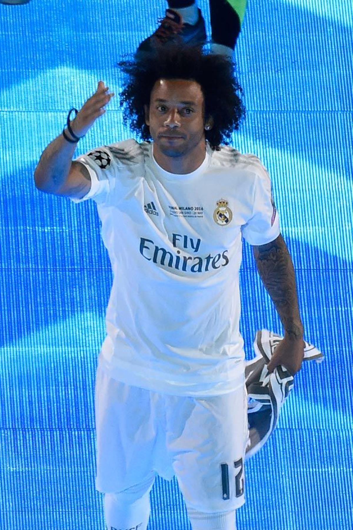 Marcelo saluda a los aficionados en el Bernabéu