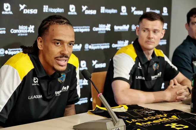 Presentación de Elbar Fridriksson y Kevin Yebo como nuevos jugadores de La Laguna Tenerife.