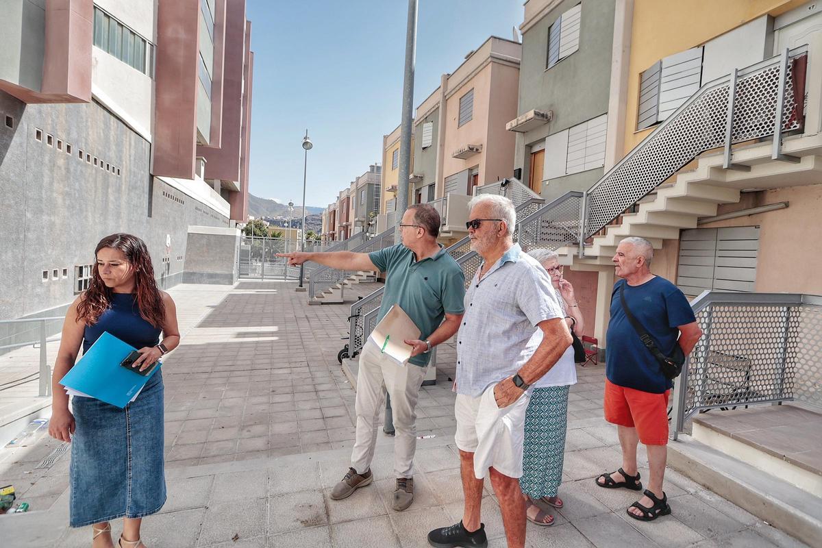 Visita a las mejoras en viviendas de Cuesta Piedra