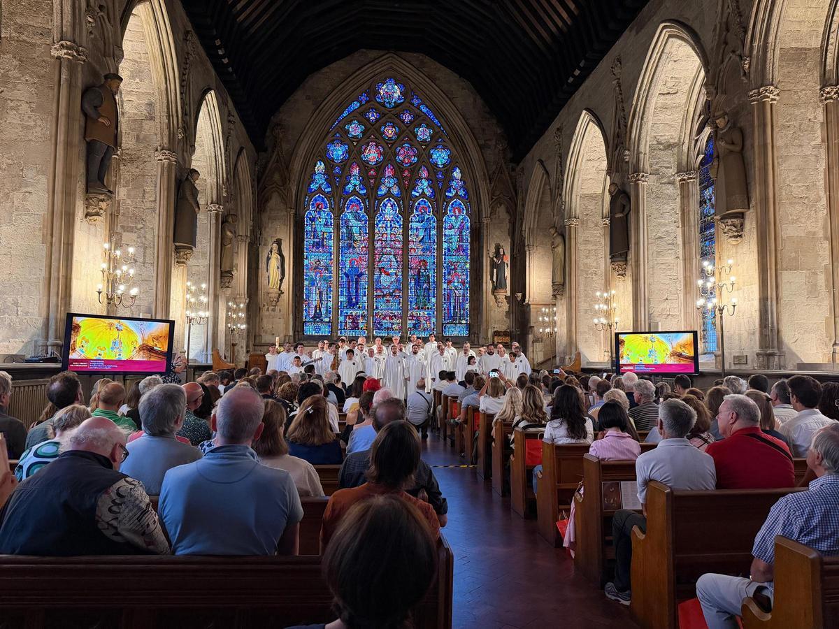 La Capella y la Escolanía en el concierto en St. Etheldreda’s Roman Catholic Church.