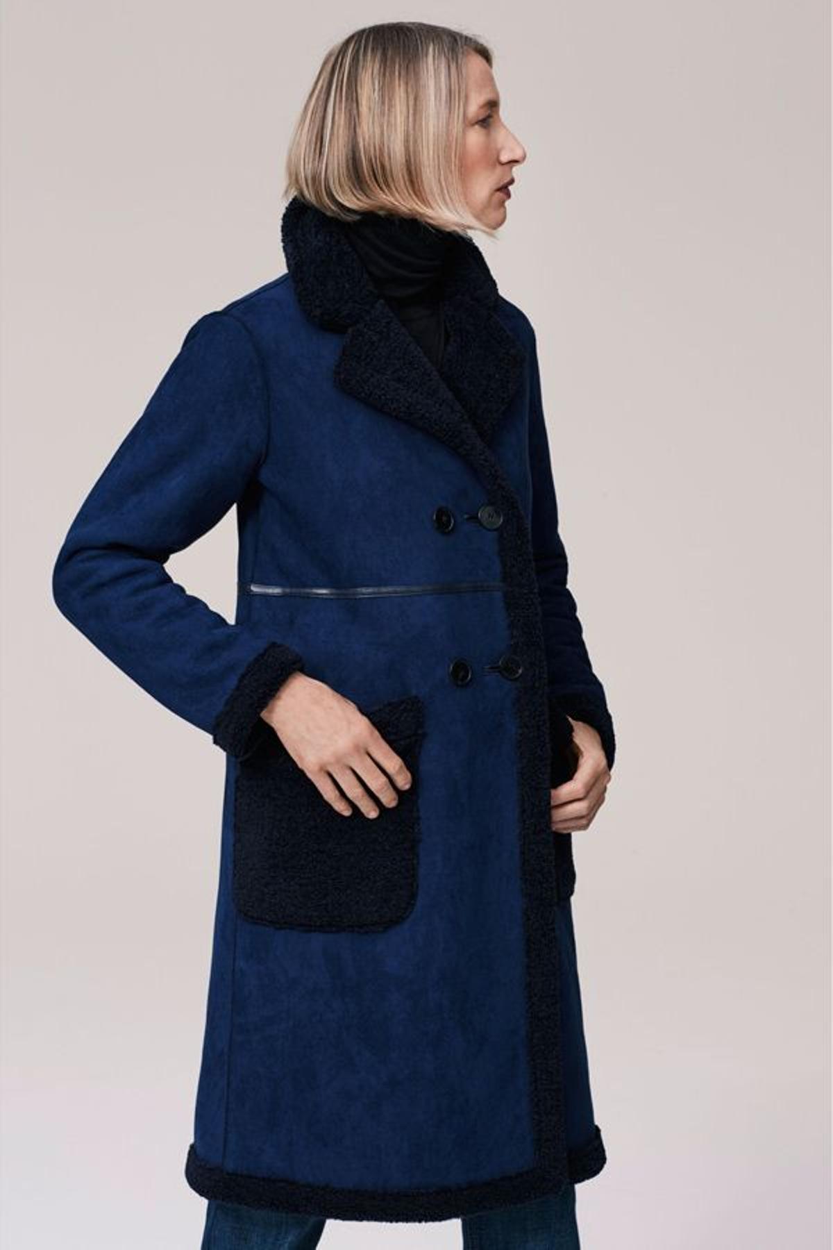 Campaña timeless de Zara: modelo con abrigo de doble faz