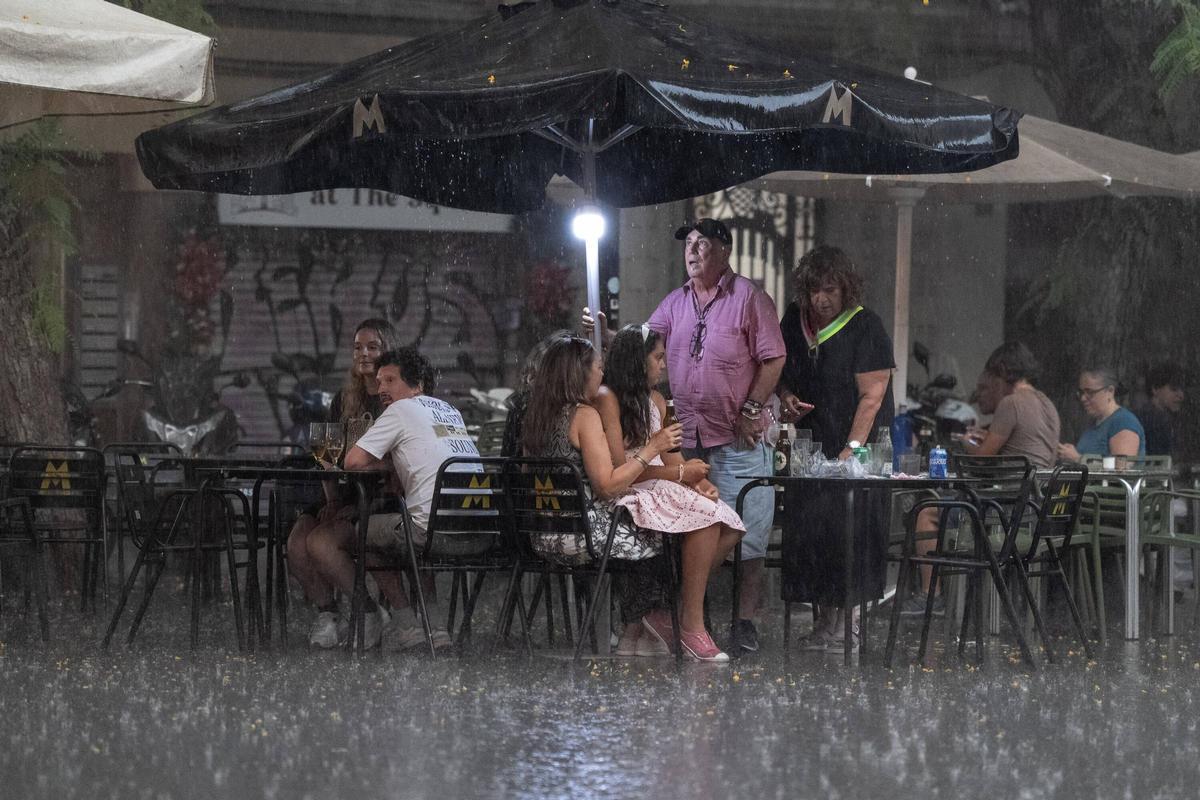 Las lluvia y la tormenta llega a la ciudad de Barcelona
