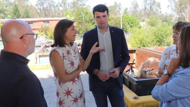 Ángeles Vázquez junto a Gonzalo Louzao ayer en A Estrada.  | CEDIDA