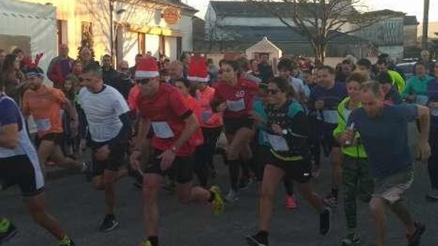 La salida de la &quot;San Silvestre&quot; en la localidad tapiega de Salave.