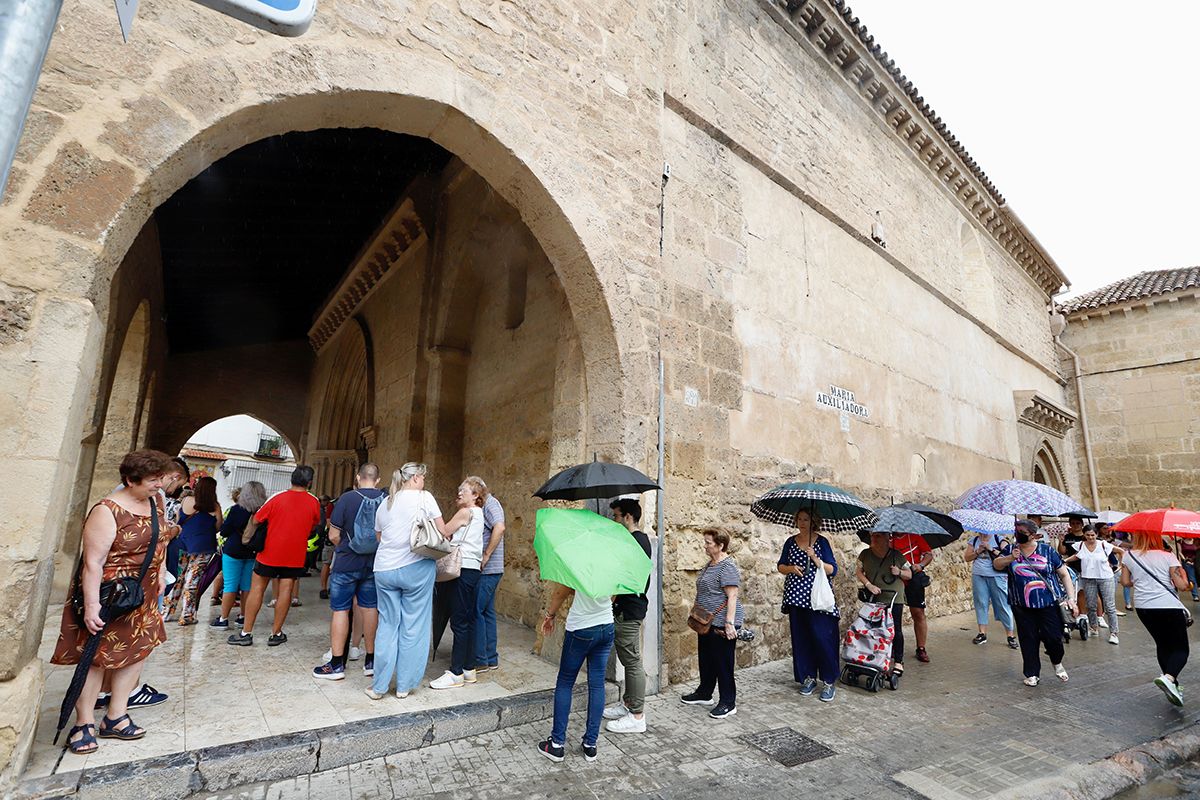 Cientos de cordobeses visitan a la Virgen de los Remedios como cada martes y 13