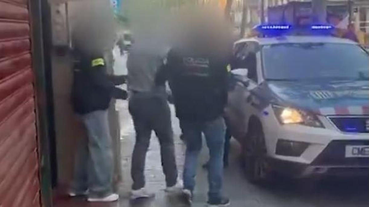 Agents dels Mossos durant la detenció del fugitiu