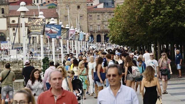 Ambiente ayer en el centro de Gijón.  | MARCOS LEÓN