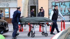 Los servicios funerarios retiran el cuerpo de la casa del número 73 de la calle de Lope de Vega, en el Poblenou.