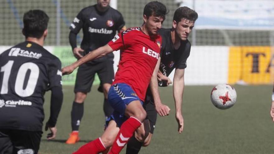 El golejador de l&#039;Olot, Roger Barnils, en una acció del partit disputat al camp de l&#039;Atlètic Saguntí