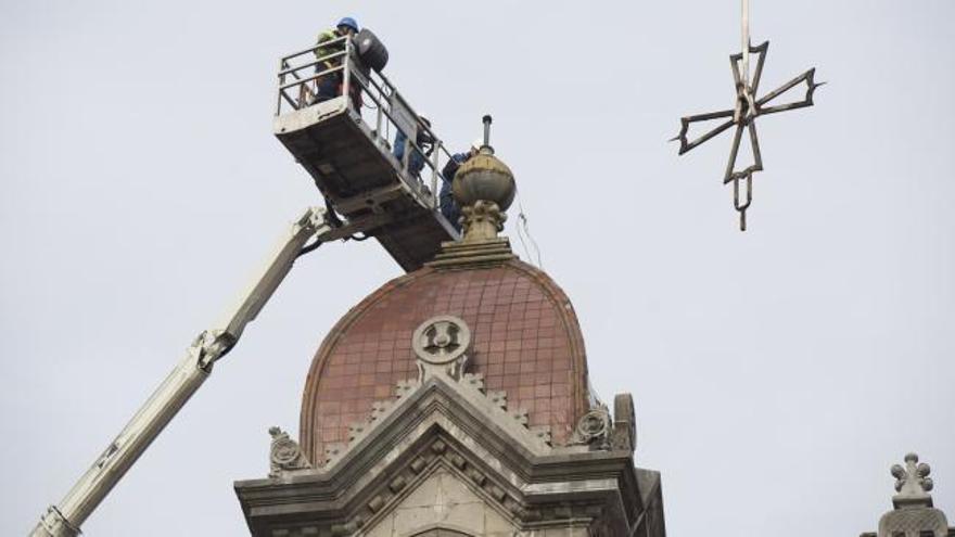 Retirada, por riesgo de desprendimiento, la cruz de una de las torres de la basílica de San Juan el Real