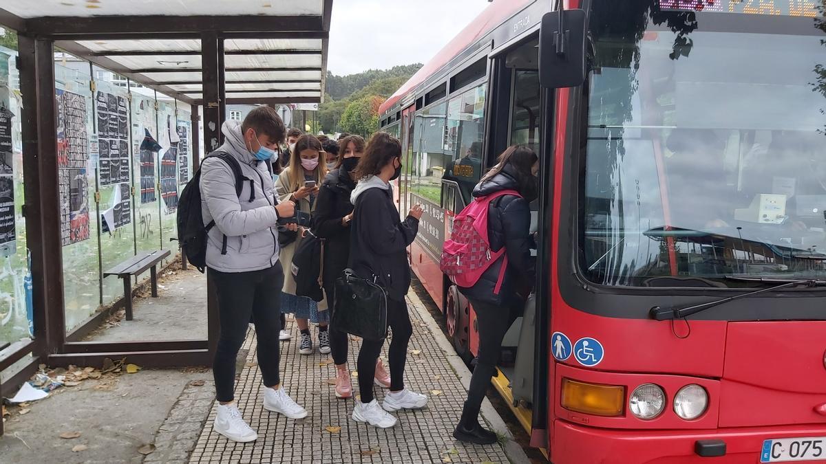 Estudiantes suben al bus urbano en el campus coruñés de Elviña.