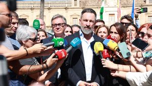L’auge de Vox dispara el bloc de  la dreta