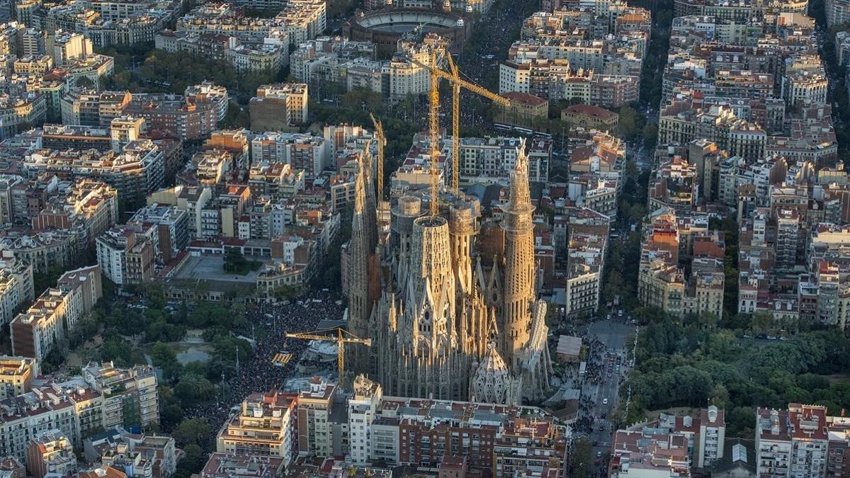 Vista aérea de Barcelona, sobre la Sagrada Família.