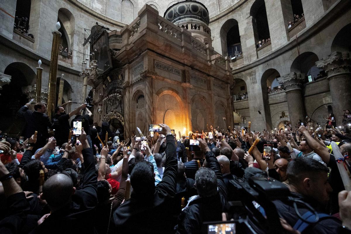 Cristianos ortodoxos celebran “Fuego Sagrado” en Jerusalén. eregrinos cristianos ortodoxos sostienen velas durante la ceremonia del Fuego Sagrado, un día antes de la Pascua ortodoxa, el sábado 15 de abril de 2023 en la Iglesia del Santo Sepulcro en la Ciudad Vieja de Jerusalén, donde muchos cristianos creen que Jesús fue crucificado y enterrado antes de resucitar.