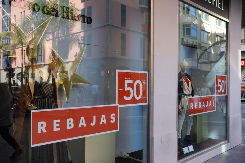 Carteles de rebajas ya en algunos comercios