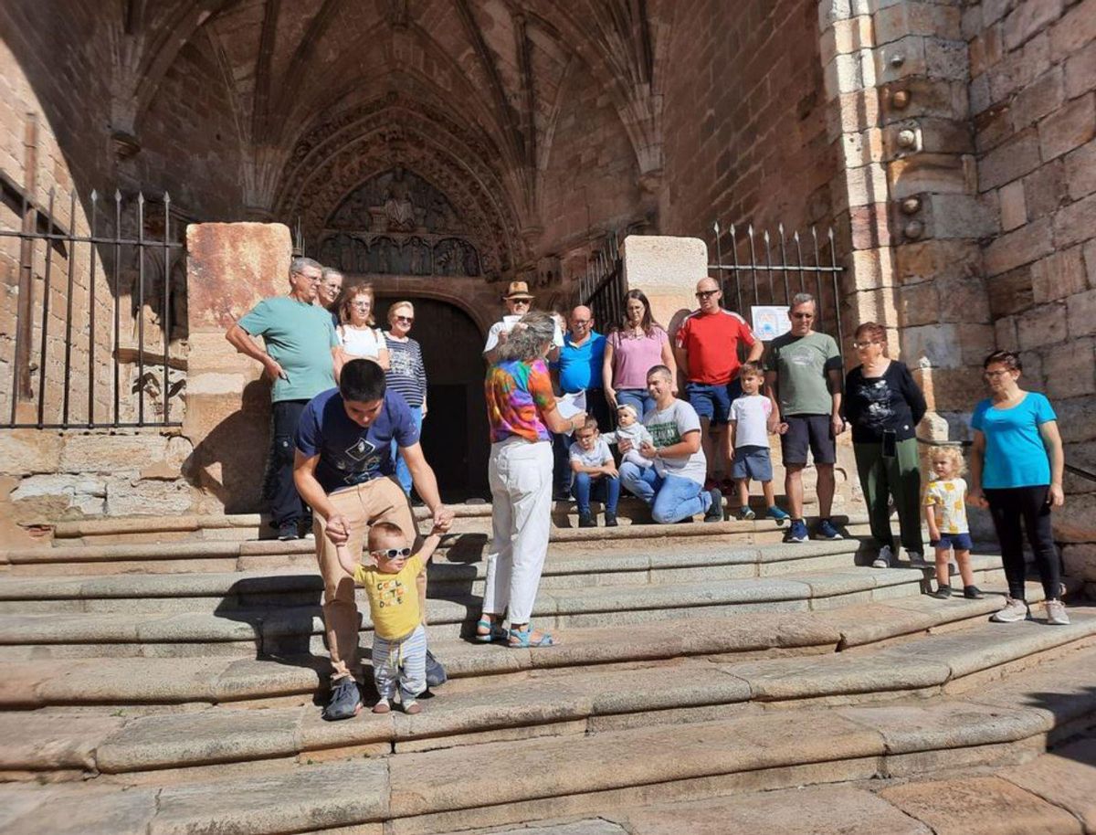 Vecinos en la escalinata de la iglesia de La Hiniesta. | Cedida