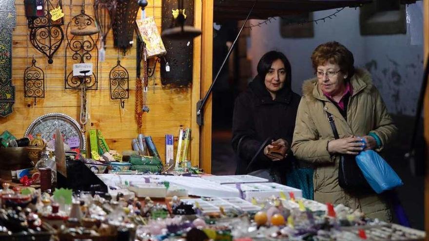 Un mercado diferente para aumentar la oferta  |  El tradicional mercado navideño de Príncipe se ha ubicado este año detrás del Museo MARCO y ha tenido que reinventarse. Muchas firmas rechazaron establecerse en el nuevo espacio y los comerciantes han tenido que ingeniárselas para que la oferta siga siendo atractiva. En esta edición emergen puestos de ropa reciclada, juguetes artesanos, alimentación o minerales. &quot;Está funcionando bastante bien pero no tiene la esencia original. Las principales marcas se han ido para el mercado de A Coruña porque tiene mejor ubicación&quot;, critican desde Centro Príncipe.