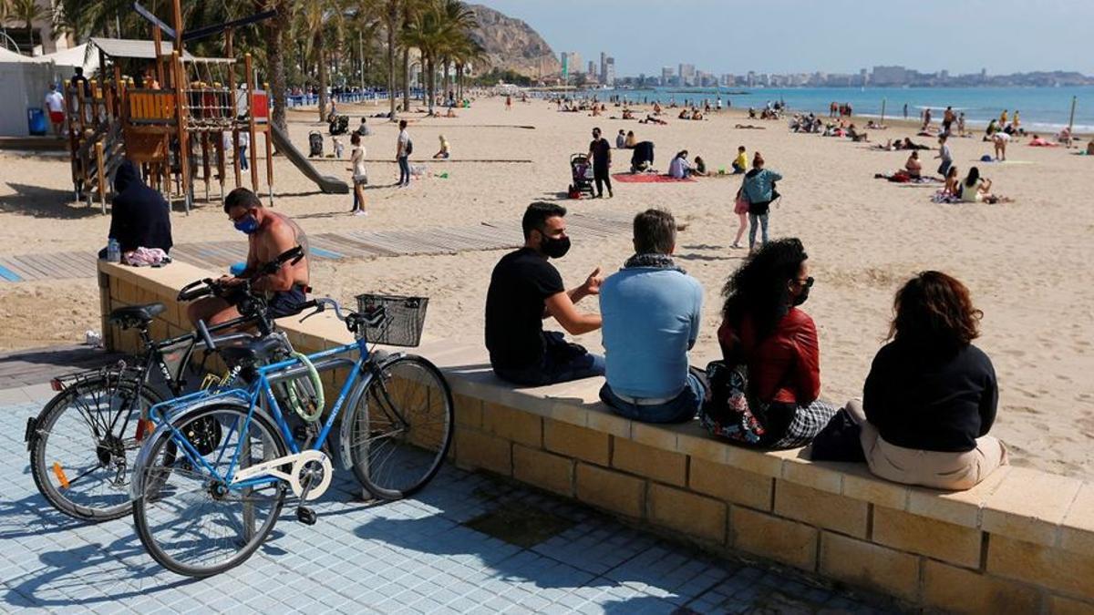 Mascarillas en las playas solo para pasear