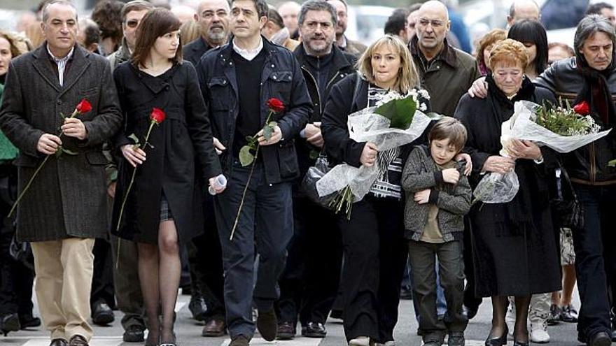 La familia del último zamorano asesinado por ETA en 2008, Isaías Carrasco, ex concejal socialista de Mondragón, durante un homenaje a su memoria, acompañados por el presidente del Gobierno Vasco, Patxi López.