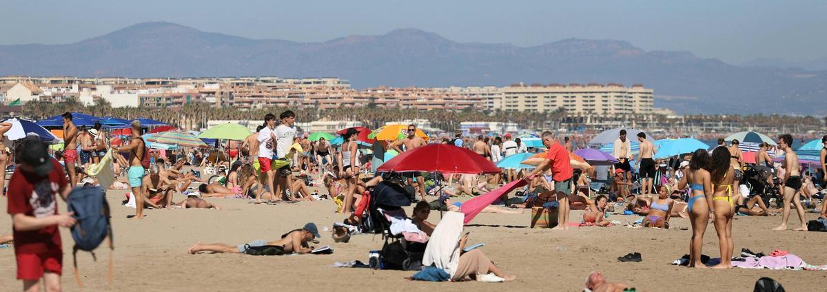 El buen tiempo llena la playa de la Malvarrosa en València El buen tiempo llena la playa de la Malvarrosa en València