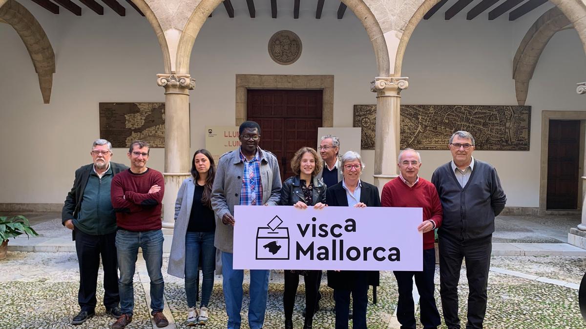 Algunos impulsores del manifiesto, ayer en el Estudi General Lul·lià.