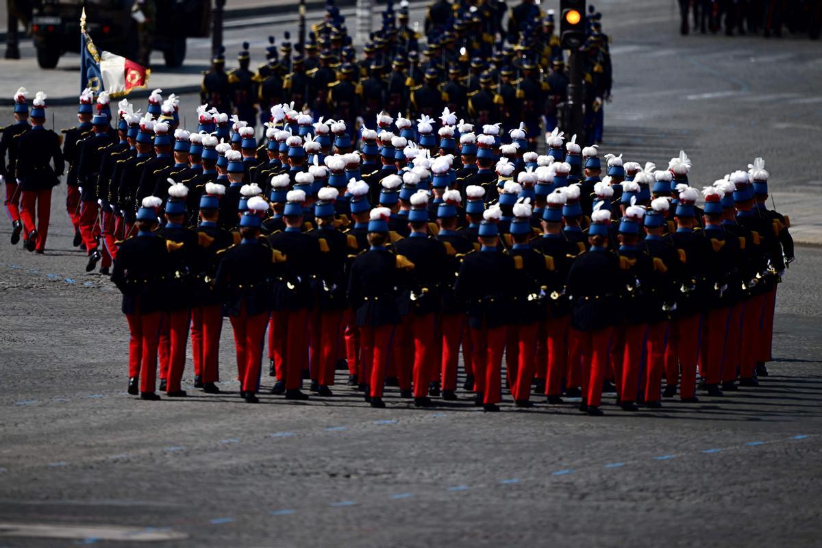 París celebra por todo alto el aniversario de la toma de la Bastilla.