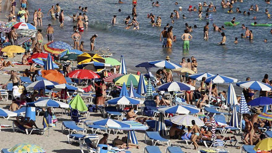 Caen un 30% las reservas de turistas españoles en verano