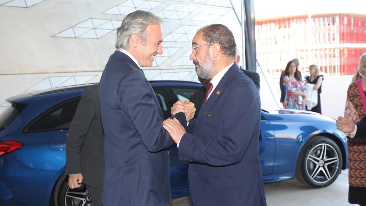 Azcón y Lambán se saludan el pasado jueves en la gala de EL PERIÓDICO DE ARAGÓN.