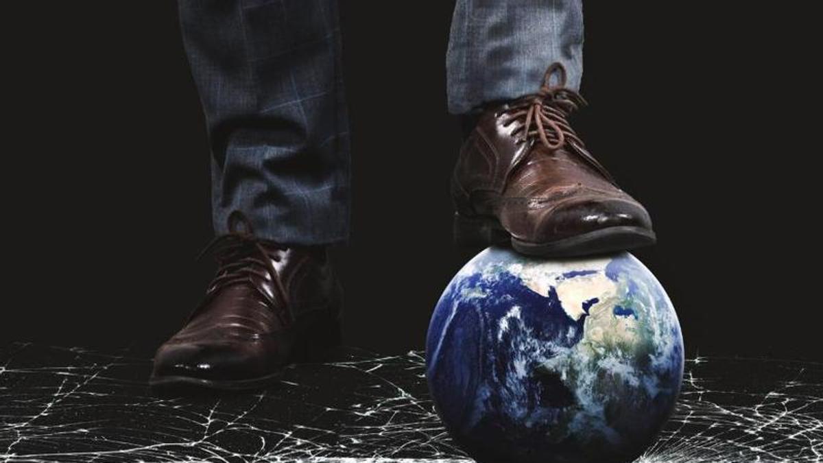 El món està als peus de l'egocentrisme