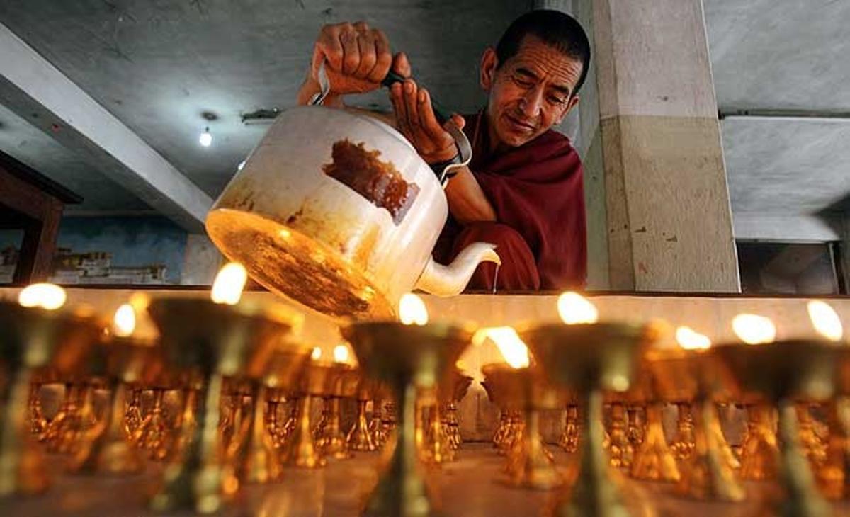Un monjo tibetà carrega les llànties d’oli al Club Juvenil tibetà, a Kàtmandu (Nepal).