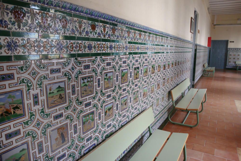 En el Instituto Gaona se encuentra la mayor colección mundial de azulejos sevillanos de la novela de Cervantes, instalados hacia 1933