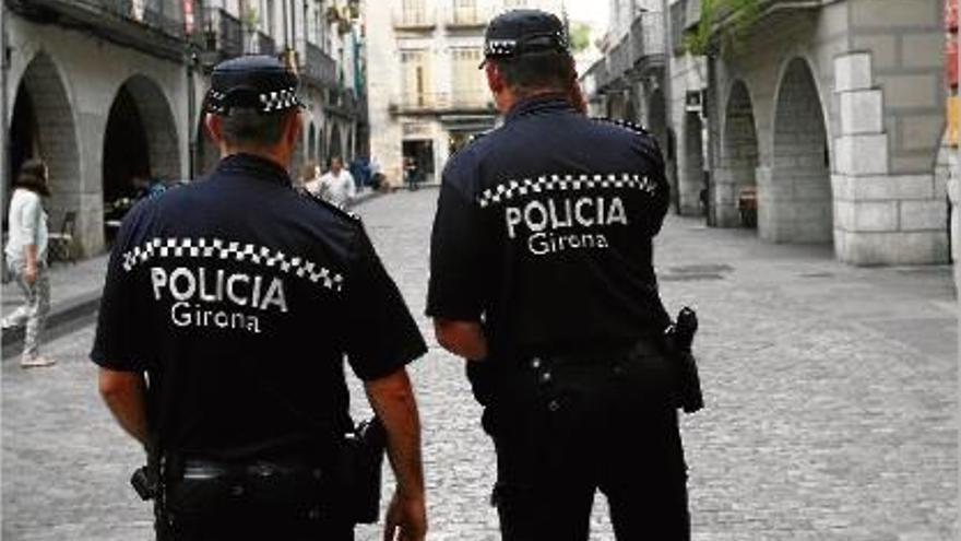 Els agents tutors de la Policia Municipal de Girona duen a terme reunions periòdiques per seguir els casos.