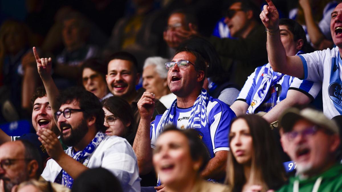 Aficionados del Deportivo en la grada de Riazor