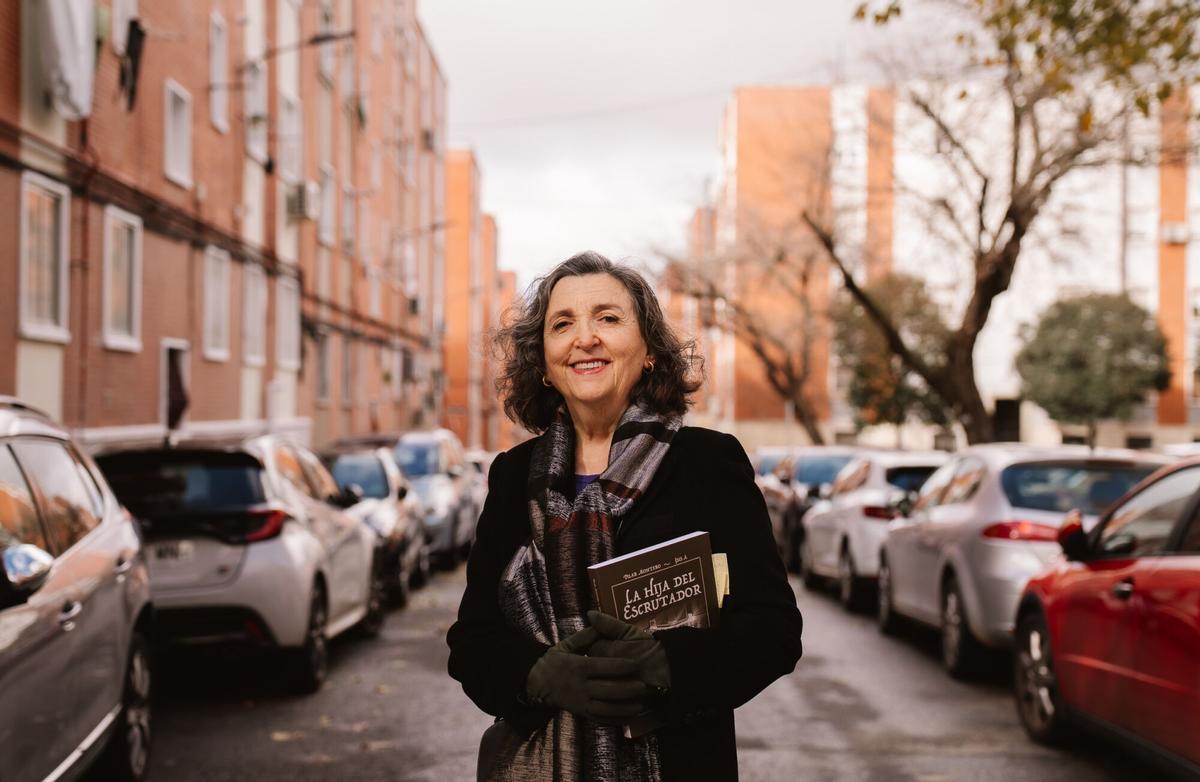 La escritora Pilar Montero publica su libro 'La hija del escrutador', ambientado en Vallecas.