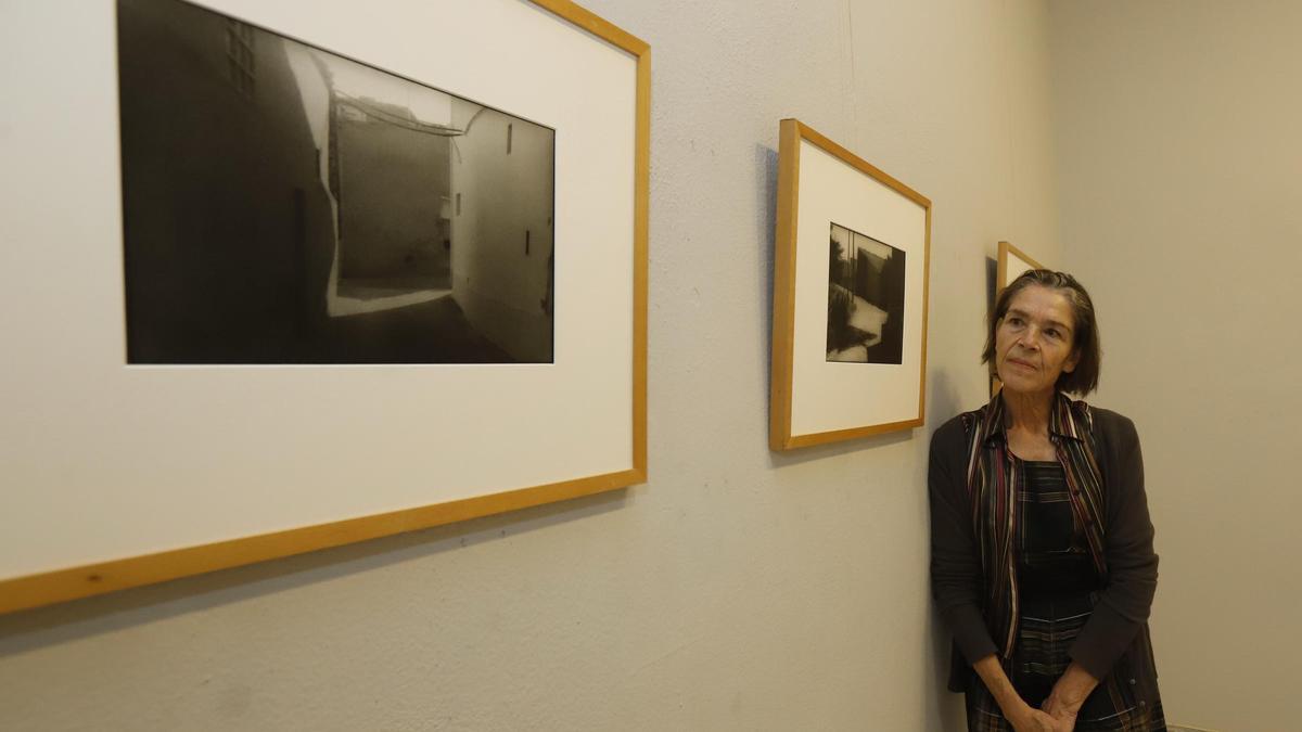 La fotógrafa francesa Noémi Pujol, hace unos días en su exposición 'Paredes para perderse', que se podrá ver hasta el 23 de abril.
