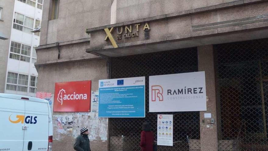 Un cartel oficial y dos de las empresas adjudicatarias ya presiden la fachada principal. // R. Vázquez