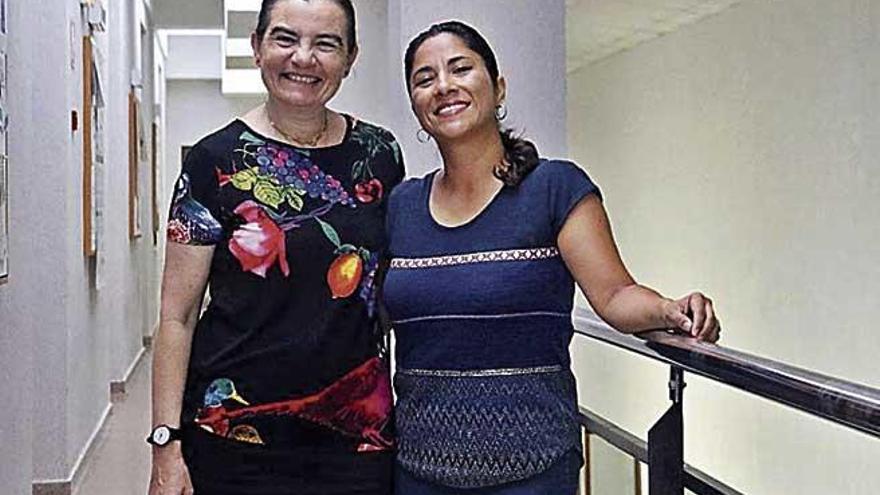 Victòria Ferrer junto a Andrea Yupanqui en la UIB.