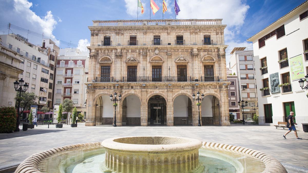Fachada del edificio noble del Ayuntamiento de Castelló, en la plaza Mayor.
