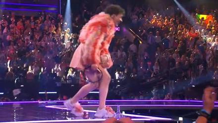 Sergio Ramos ya tiene heredero: ¡Así se cargó Nemo el micrófono de cristal un minuto después de ganar Eurovisión!