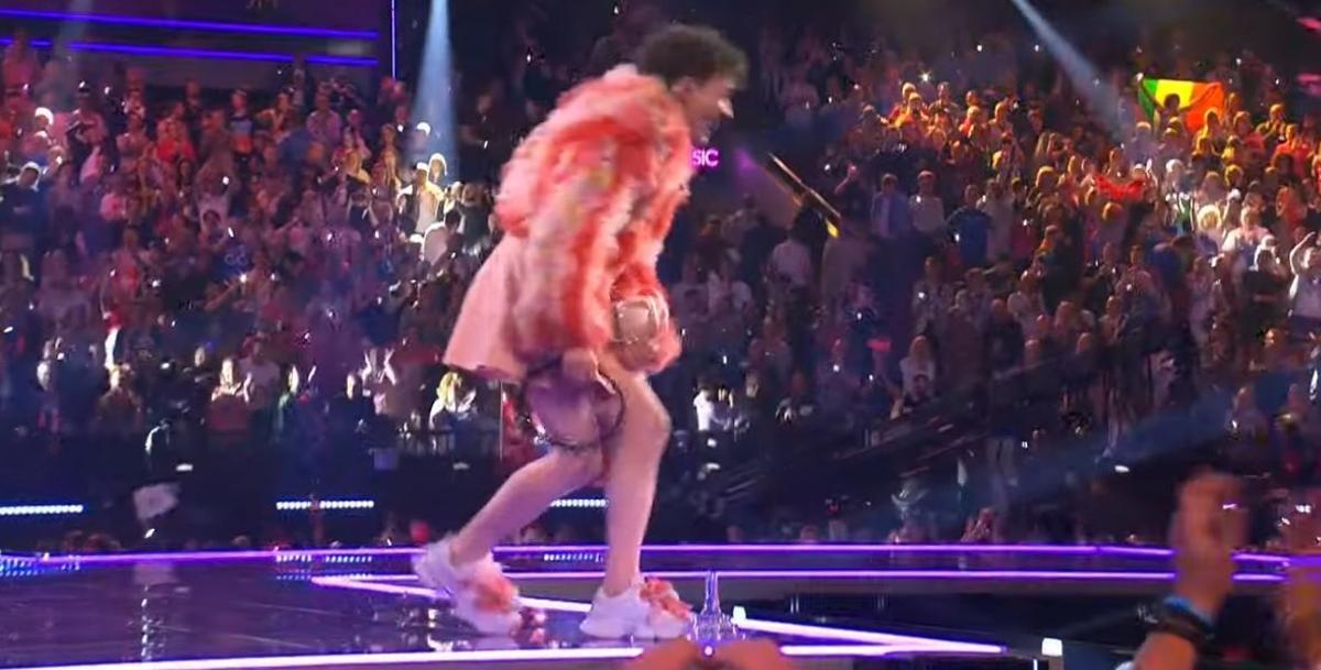 Sergio Ramos ya tiene heredero: ¡Así se cargó Nemo el micrófono de cristal un minuto después de ganar Eurovisión!