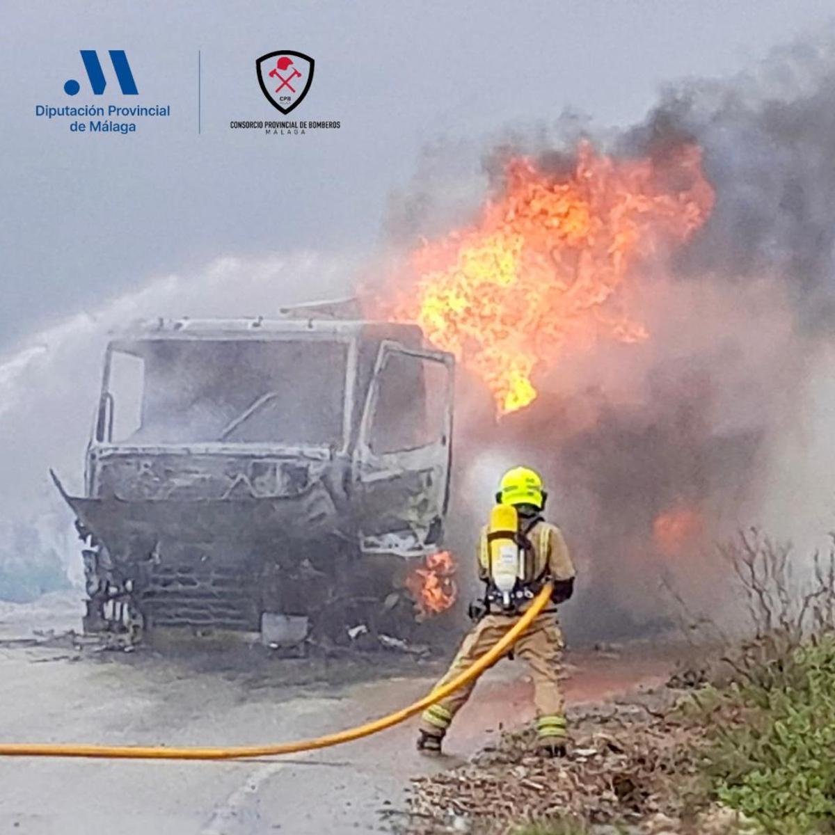 Bomberos del CPB tratan de apagar el incendio de tráiler de gasoil en el Camino de la Cantera, en la A-365, en Sierra de Yeguas