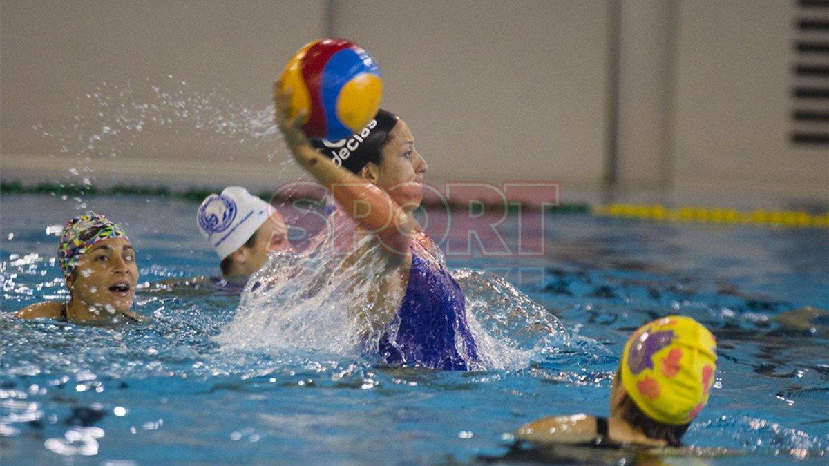 Las futbolistas del Barça se divirtieron en su visita a las waterpolistas del CN Sabadell
