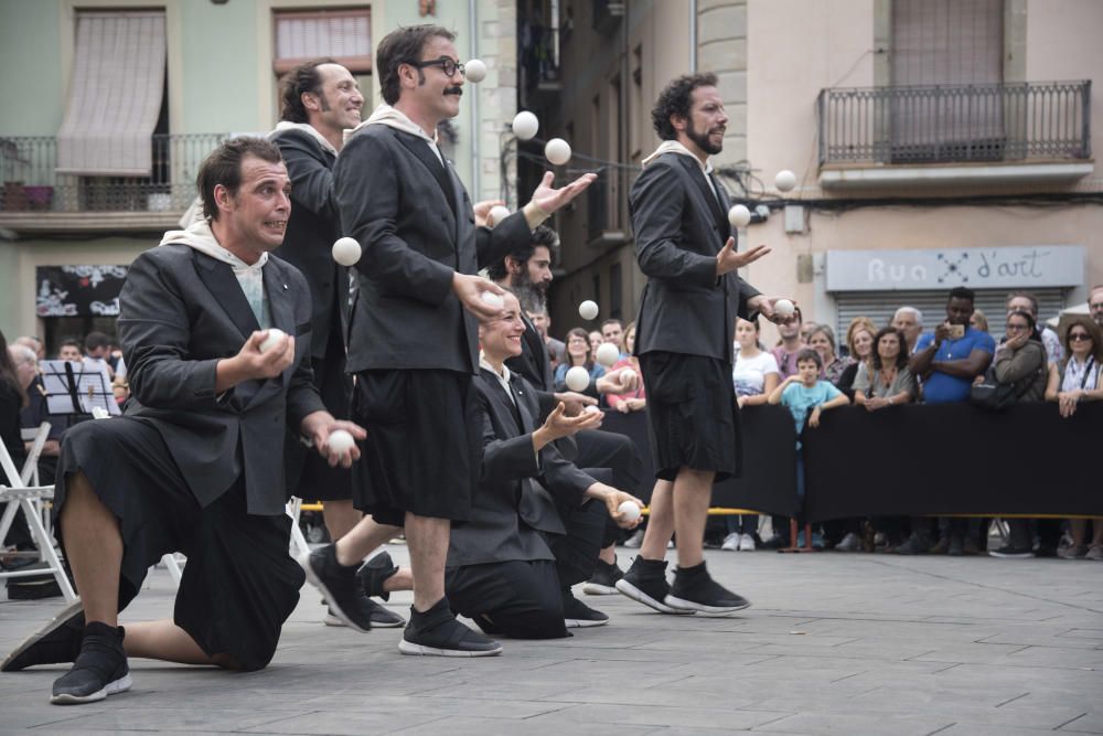 La Mediterrània esclata en un dissabte d''espectacles originals i molta gent al carrer