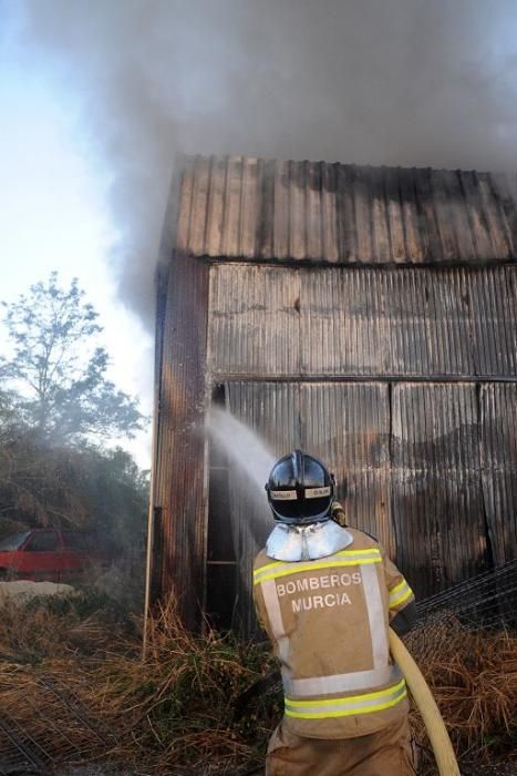 Arde una tienda de neumáticos en Murcia