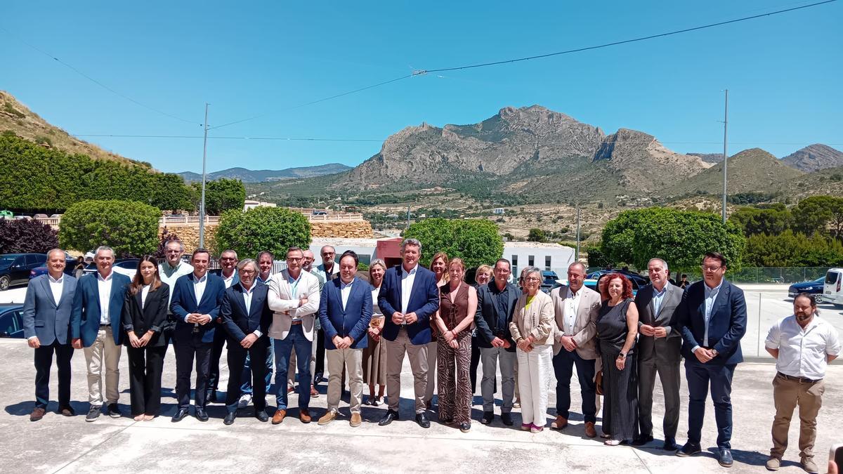 El presidente, con el vidcepresidente, alcaldes y concejales de la comarca y otras autoridades