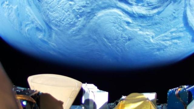 El dispensador de 
nanosatélites de UARX, a la 
izquierda, en el espacio. 
  | // YPSAT