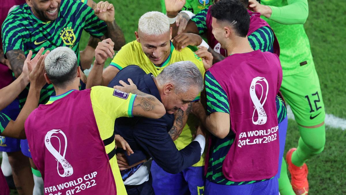 El seleccionador brasileño Tite entre jugadores al finalizar el partido contra Corea